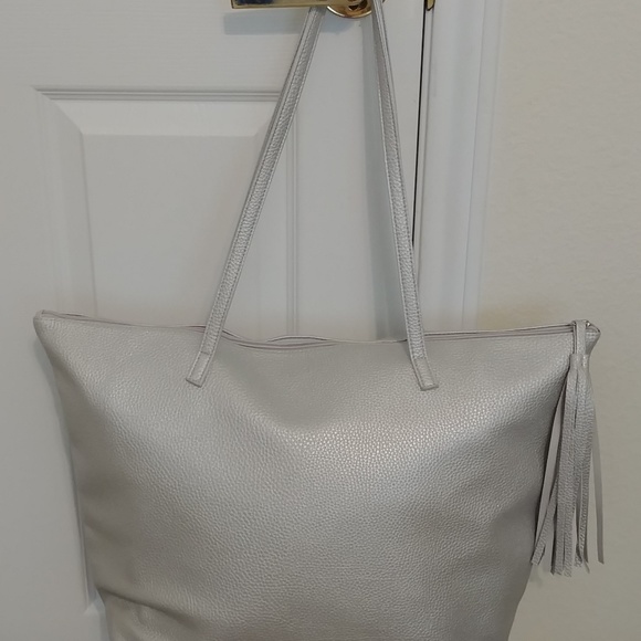 Large Tote with Zipper Tassel - Picture 2 of 4